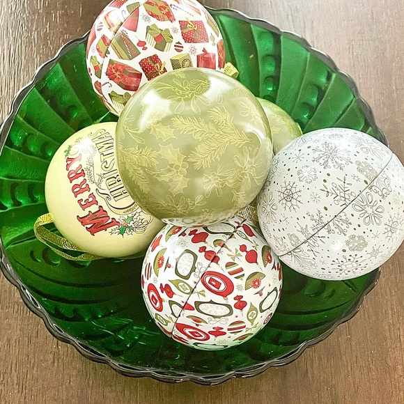 🤶🏻SOLD🤶🏻 Set of six refillable metal Christmas ornaments 3" Diameter - Picture 3 of 3